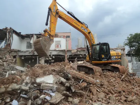 Demolição em Santa Bárbara d’Oeste