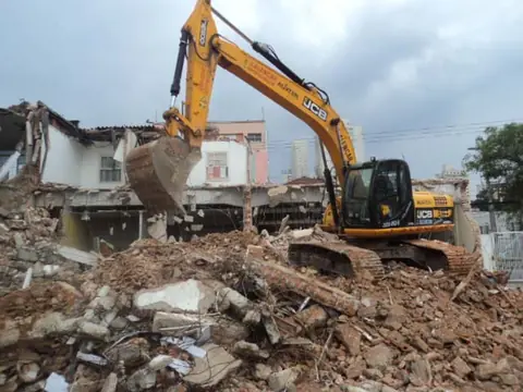 Demolição em Santa Bárbara d’Oeste - foto 6